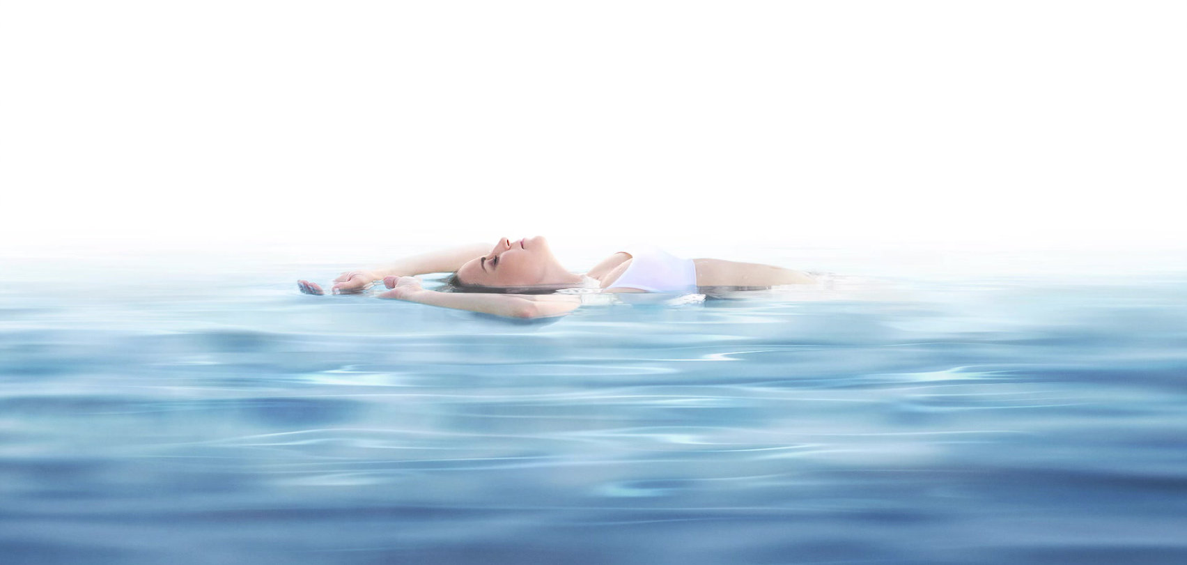 Manos sosteniendo un regalo con un fondo natural